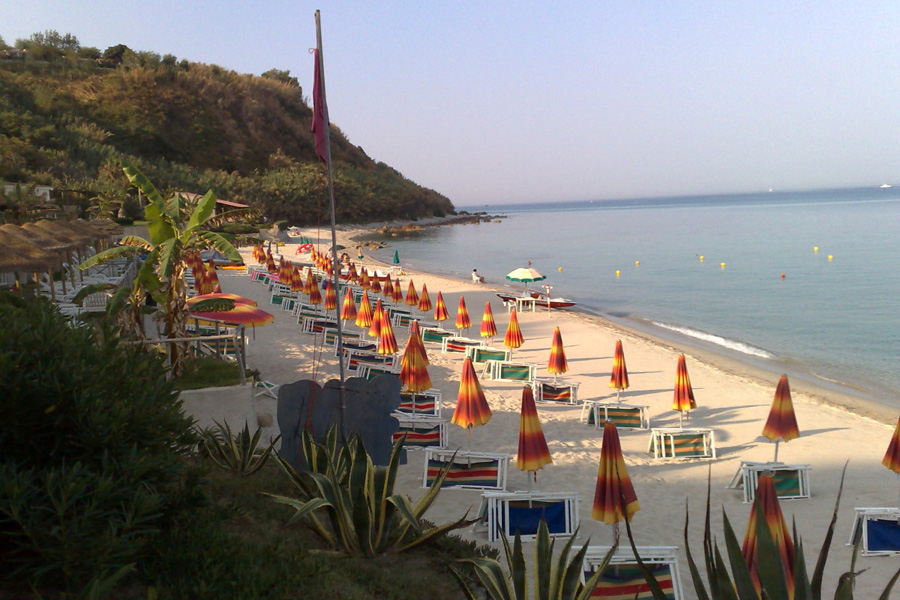 spiaggia villaggio stromboli